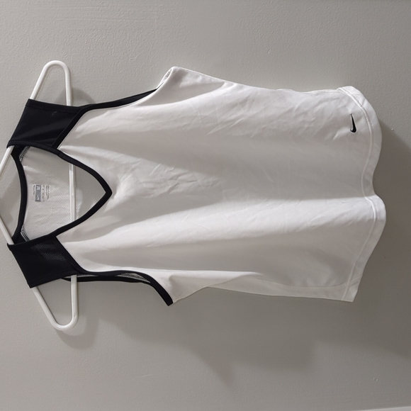 Women's NIKE light weight workout tank. - Picture 3 of 12